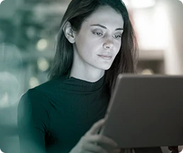 Foto ilustrativa da especialista em inovação da agência de marketing Galaxxia, visualizando resultados de aumento de vendas em uma campanha de e-commerce. A Galaxxia é a melhor Agência de Marketing Digital, Publicidade e Consultoria de Marketing no Rio de Janeiro e São Paulo. Foto ilustrativa da especialista em inovação da agência de marketing Galaxxia, visualizando resultados de aumento de vendas em uma campanha de e-commerce.