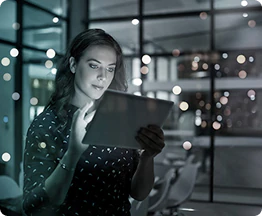 Foto ilustrativa da especialista em inovação da agência de marketing Galaxxia, visualizando resultados de aumento de vendas em uma campanha de e-commerce. A Galaxxia é a melhor Agência de Marketing Digital, Publicidade e Consultoria de Marketing no Rio de Janeiro e São Paulo. Foto ilustrativa da especialista em inovação da agência de marketing Galaxxia, visualizando resultados de aumento de vendas em uma campanha de e-commerce.
