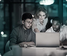foto ilustrativa da equipe engajada do cliente da agência de marketing Galaxxia, visualizando resultados de aumento de vendas em uma campanha de e-commerce. A Galaxxia é a melhor Agência de Marketing Digital, Publicidade e Consultoria de Marketing no Rio de Janeiro e São Paulo. foto ilustrativa da equipe engajada do cliente da agência de marketing Galaxxia no Rio de Janeiro e São Paulo.